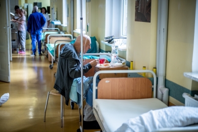 Pacjenci na korytarzach w Dolnośląskim Centrum Transplantacji Kom&oacute;rkowych. Nowej siedziby jak nie było, tak nie ma