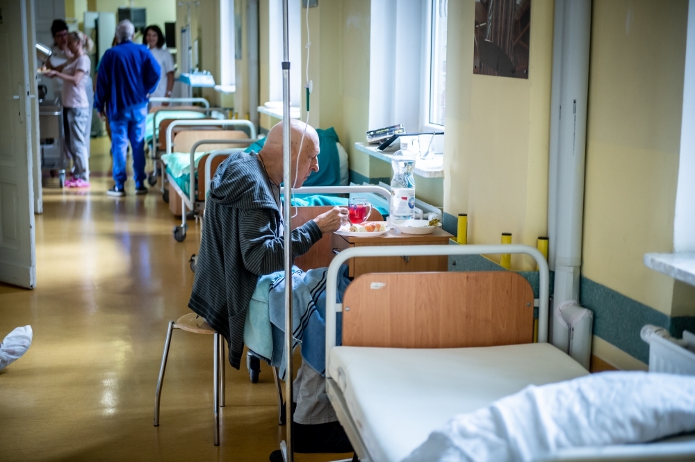 Pacjenci na korytarzach w Dolnośląskim Centrum Transplantacji Komórkowych. Nowej siedziby jak nie było, tak nie ma - fot. Andrzej Owczarek