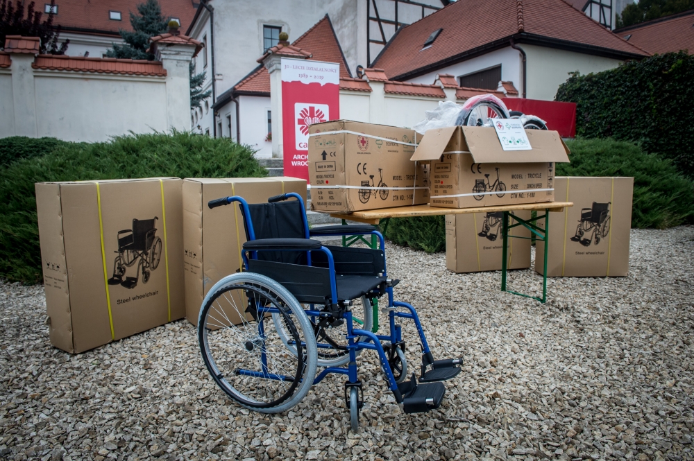 Caritas dostała sprzęt dla niepełnosprawnych - zdjęcia: Andrzej Owczarek