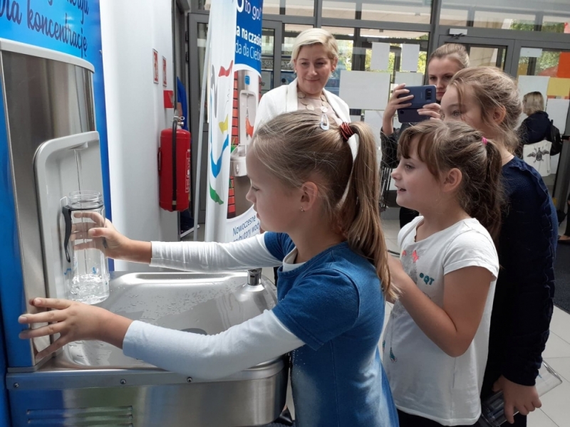 W pięciu wrocławskich szkołach stanęły punkty, z których można pić kranówkę - fot. Elżbieta Osowicz