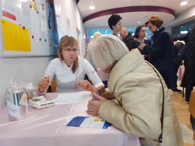 Kobiety, kt&oacute;re walczyły z rakiem, teraz pomagają innym. Akcja charytatywna Fundacji SłONKO