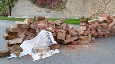 Sterta cegieł na drodze dojazdowej do komisji wyborczej w Siekierzycach