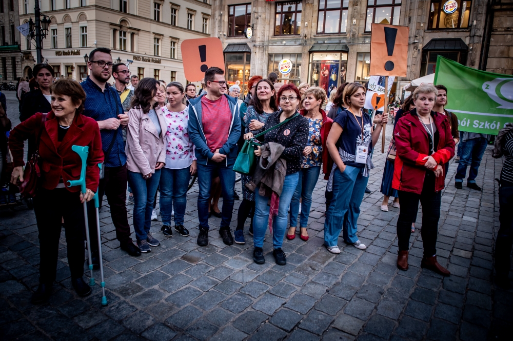 "MEN do tablicy." Manifestacja nauczycieli na wrocławskim rynku - fot. Andrzej Owczarek
