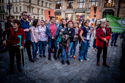 "MEN do tablicy." Manifestacja nauczycieli na wrocławskim rynku