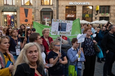 "MEN do tablicy." Manifestacja nauczycieli na wrocławskim rynku - 10