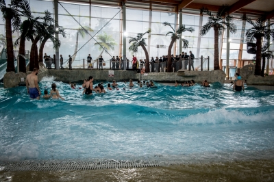 Wrocławski aqupark ma nowy basen z falą. Na otwarciu pojawili się piłkarze Śląska Wrocław