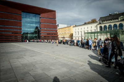 Ponad tysiąc zaproszeń rozdane w kilkadziesiąt minut. Olbrzymie zainteresowanie spotkaniem z Tokarczuk - 10