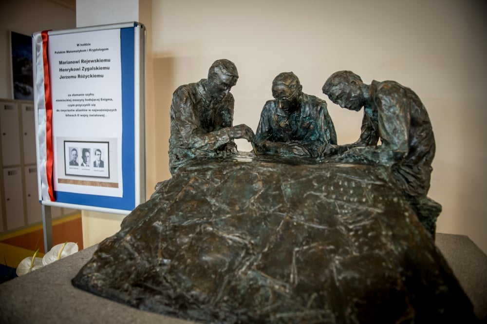 Za patron&oacute;w mają pogromc&oacute;w Enigmy. Już od 10 lat