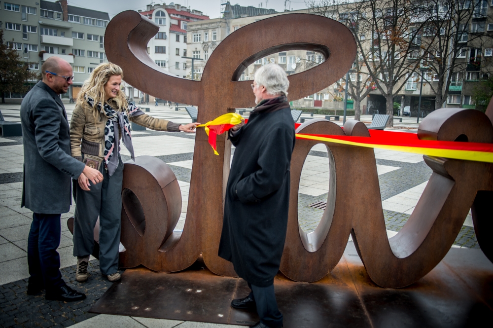 LOVE HATE. Rzeźba na wrocławskim placu Nowy Targ - Fot. Andrzej Owczarek