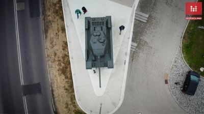 #Migawka: Czołg na statku. Wjechał tam i stoi. To jedyna taka "instalacja" w tej części świata. Wideo z drona 4K