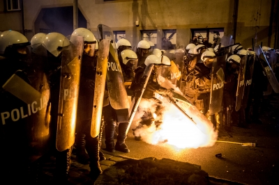 Zamieszki podczas Marszu Niepodległości we Wrocławiu. Policja użyła armatek wodnych - 12