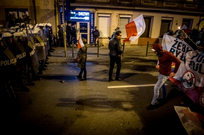 Zamieszki podczas Marszu Niepodległości we Wrocławiu. Policja użyła armatek wodnych - 17