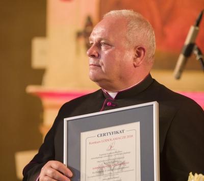 Ksiądz Prałat z Podzamcza likwiduje bariery. Pomysł&oacute;w mu nie brakuje 