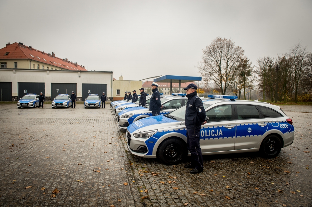 Dziewięć nowych samochod&oacute;w trafiło do dolnośląskiej policji [ZDJĘCIA]