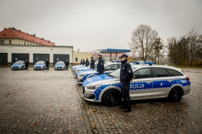 Dziewięć nowych samochodów trafiło do dolnośląskiej policji [ZDJĘCIA] - 0