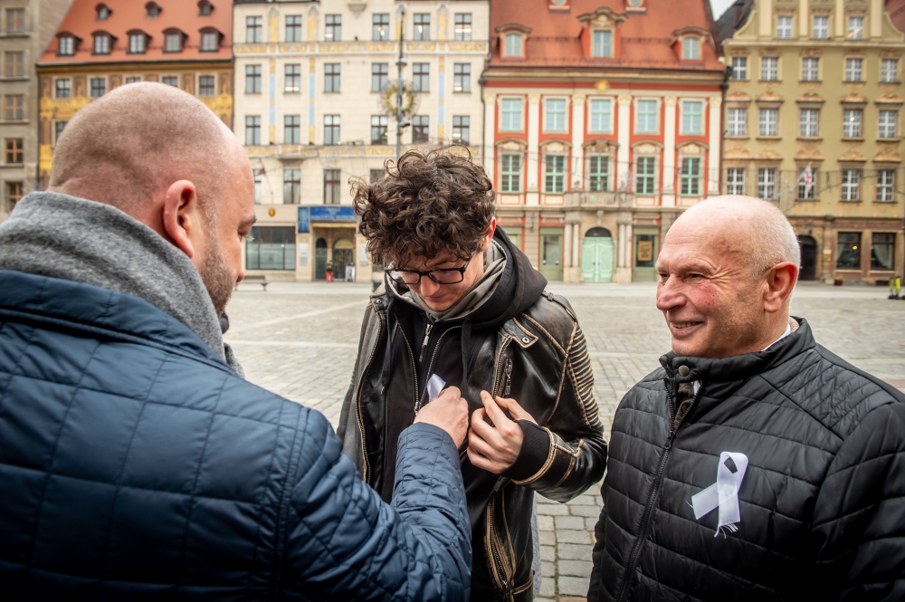 Biała wstążka na ścianie ratusza - symbol przeciwdziałania przemocy - fot. Andrzej Owczarek