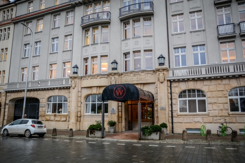 Wrocław: Nowe stare drzwi do urzędu za pół miliona złotych. Większość radnych głosowała za - fot. archiwum RW