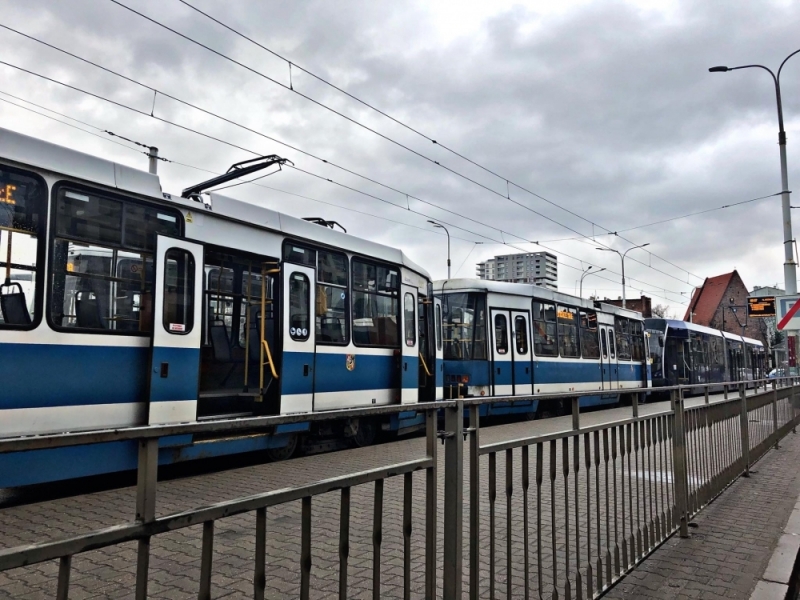 Wrocław: Stoją na szynach niebieskie tramwaje. Motorniczy o ciągłych przestojach - fot. archiwum radiowroclaw.pl