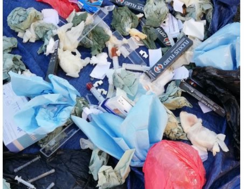 Jelenia Góra: Pracownik MPGK ukłuł się igłą podczas odbierania śmieci - fot. Gabriela Stefanowicz