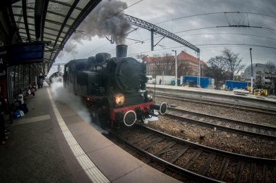 Stoi na stacji... Lokomotywa z 1953 roku(!) [ZOBACZ]