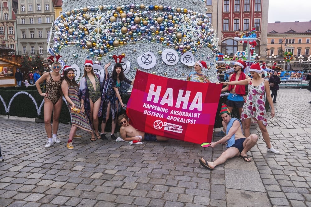 Młodzi ludzie w strojach kąpielowych na wrocławskim Rynku 