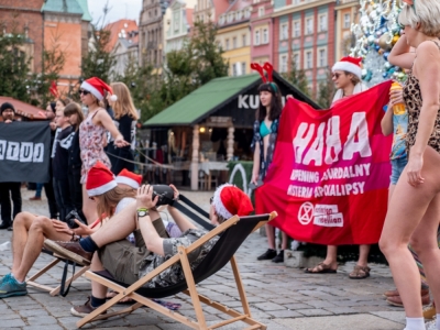 Młodzi ludzie w strojach kąpielowych na wrocławskim Rynku 