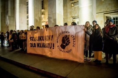 Młodzi ludzie w strojach kąpielowych na wrocławskim Rynku  - 1