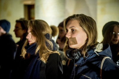 Młodzi ludzie w strojach kąpielowych na wrocławskim Rynku  - 2