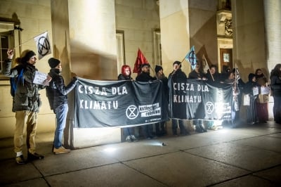 Młodzi ludzie w strojach kąpielowych na wrocławskim Rynku  - 4