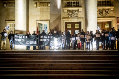 Młodzi ludzie w strojach kąpielowych na wrocławskim Rynku  - 6