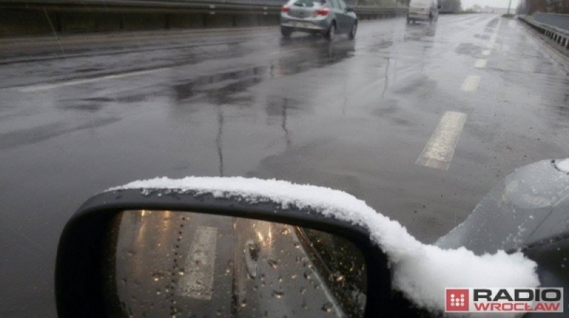 Uwaga piesi i kierowcy: W nocy może być bardzo ślisko! - fot. archiwum radiowroclaw.pl