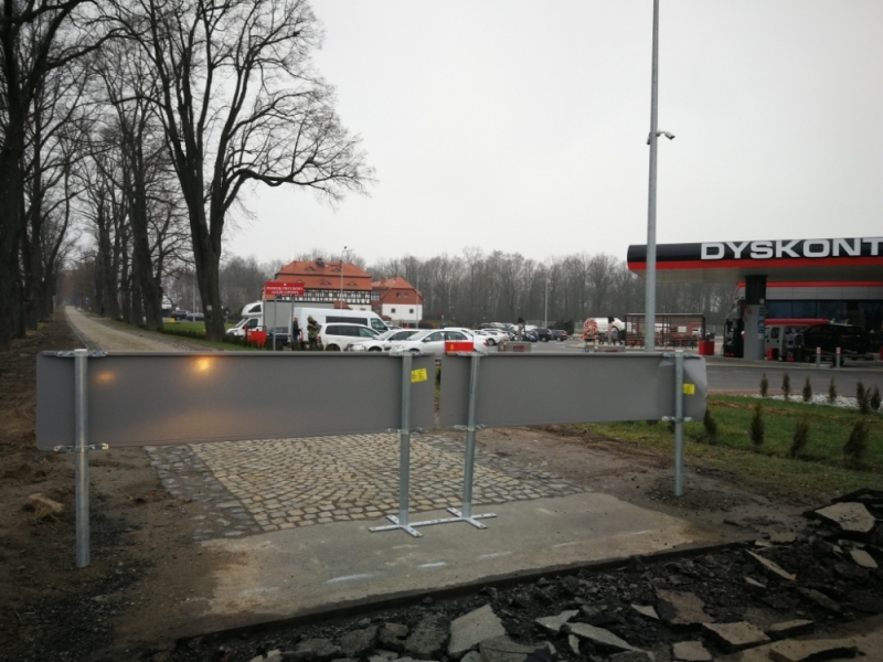 Brak dojazdu do zabytkowego obiektu i kilku nieruchomości. "Można przejechać przez stację benzynową" - (fot. Piotr Słowiński)