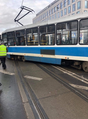 Wrocław: Zderzenie samochodu z tramwajem. Ogromne utrudnienia - 0