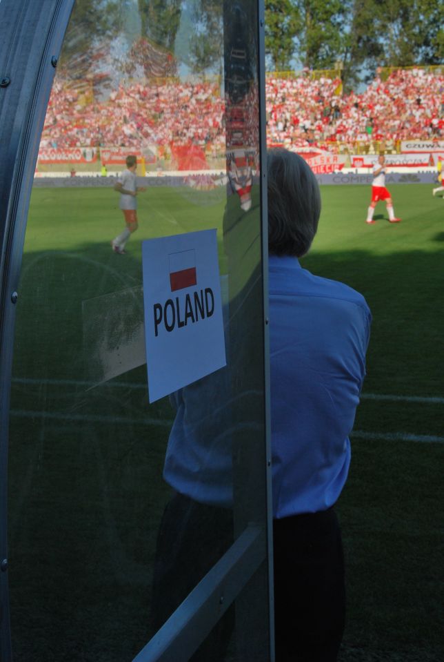 Bezbarwni biało-czerwoni. Kibice: "PZPN oddajcie pieniądze" (Zobacz)
