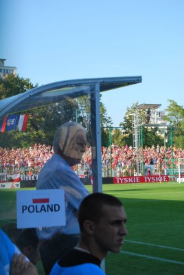 Bezbarwni biało-czerwoni. Kibice: "PZPN oddajcie pieniądze" (Zobacz) - 5