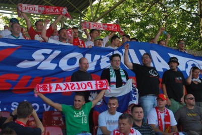 Bezbarwni biało-czerwoni. Kibice: "PZPN oddajcie pieniądze" (Zobacz) - 10