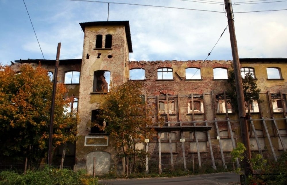 Kiedyś kręcili tam filmy, teraz to ruina. Gmina Walim przejmie zrujnowany teren zakładów - fot. Wikimedia Commons/CC BY-SA 3.0