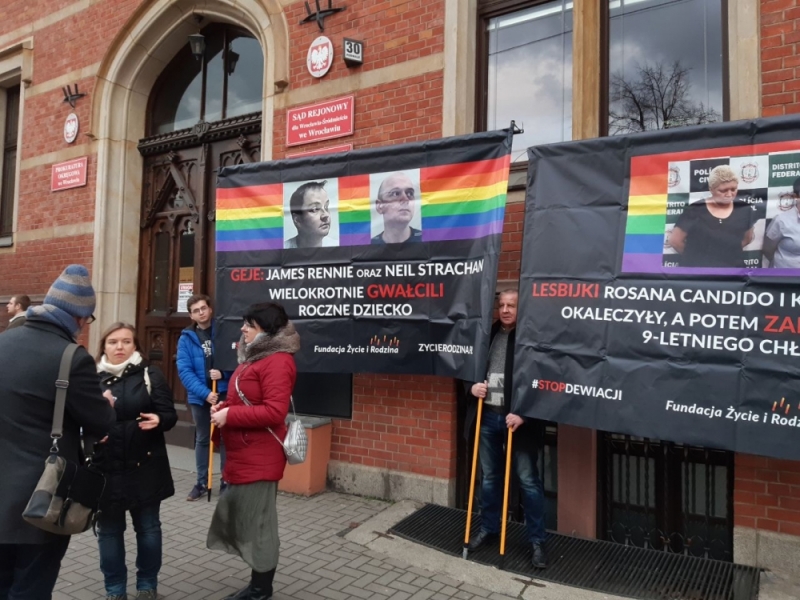 Działacze fundacji Życie i Rodzina protestowali przed wrocławskim sądem - fot. Krzysztof Kasprzak
