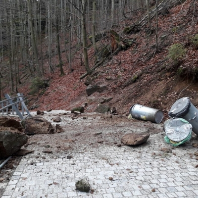 Wielkie kamienie ze skarpy osunęły się na szlak do Wodospadu Szklarki w Piechowicach