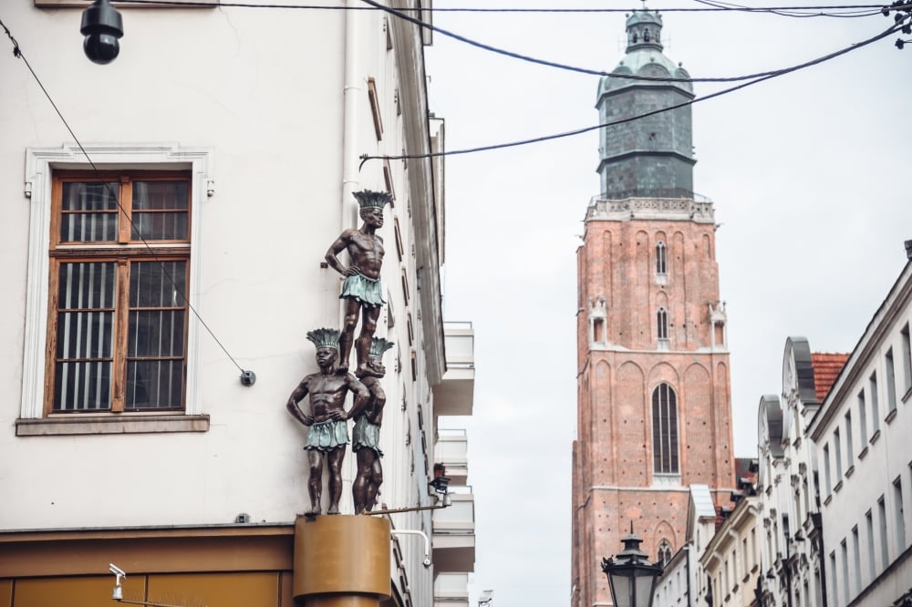 Głowa do g&oacute;ry. Zobacz, co kryją fronty wrocławskich kamienic [FOTOREPORTAŻ]