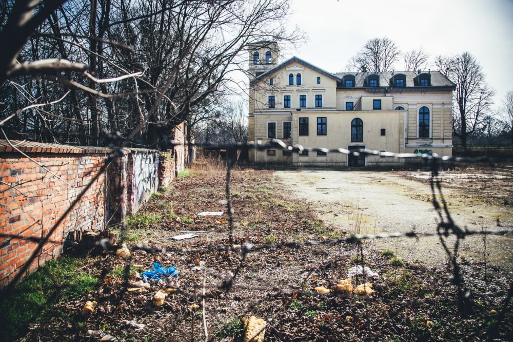 Niegdyś lśniła, dziś stoi pusta [FOTOSPACER]
