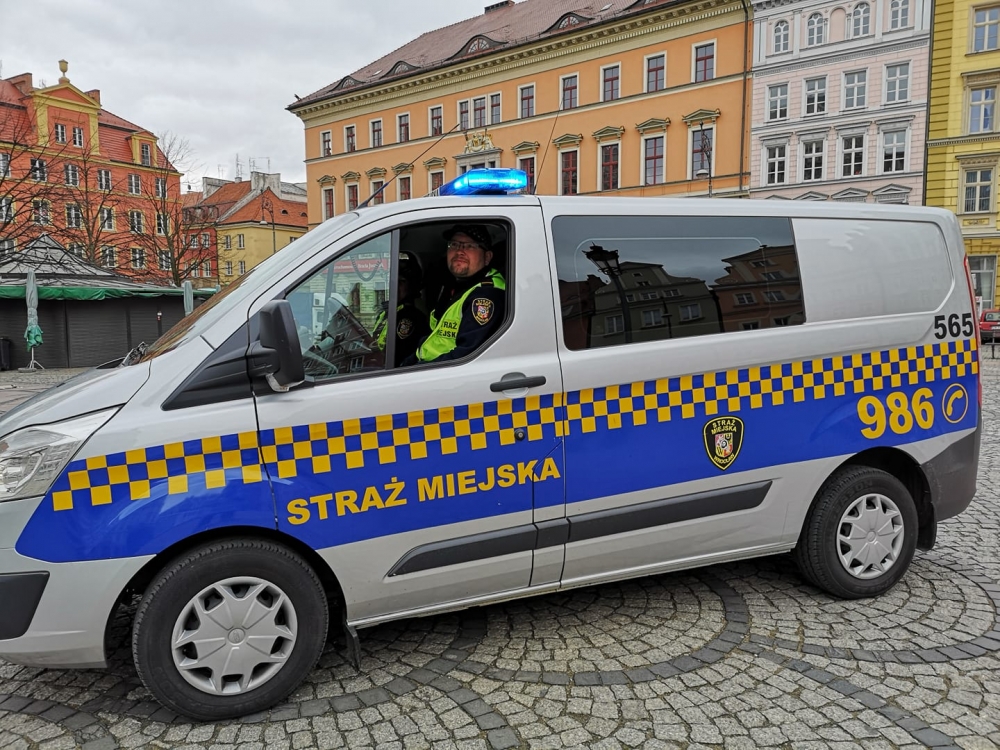 Koronawirus. Wrocławscy strażnicy sprawdzają, czy zostaliśmy w domach - fot. SM Wrocław