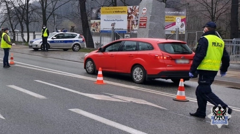 Koronawirus. Policyjne kontrole w Wałbrzychu. Sprawdzane są samochody i autobusy - fot. KMP Wałbrzych