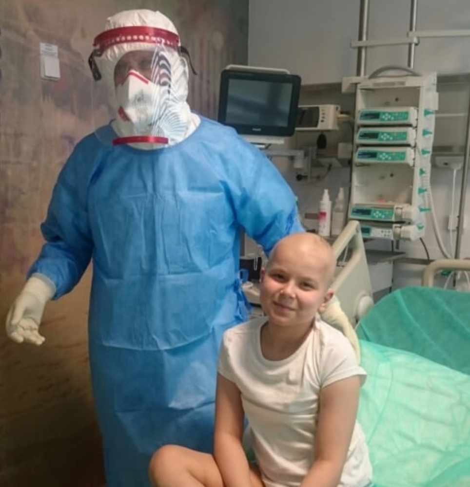9-letnia pacjentka wrocławskiej kliniki Przylądek Nadziei pokonała koronawirusa - fot. profesor Krzysztof Kałwak