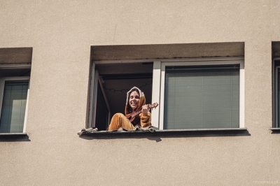 Uśmiechem w zarazę, czyli kwarantanna po wrocławsku. Stań w oknie, oni zrobią zdjęcie - 2