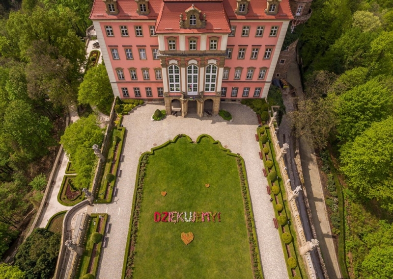 Zamek Książ napisem ułożonym z kwiatów podziękował medykom - fot. Zamek Książ