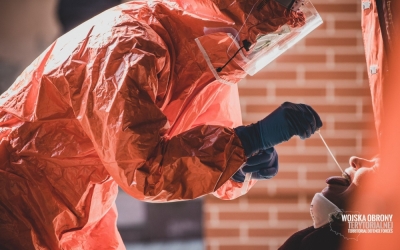 Terytorialsi i zawodowi żołnierze pomagają w DPS-ach. Pobierają wymazy