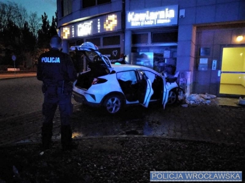 Pijany kierowca uderzył w budynek przy Zwycięskiej [FOTO] - fot. Policja Wrocław