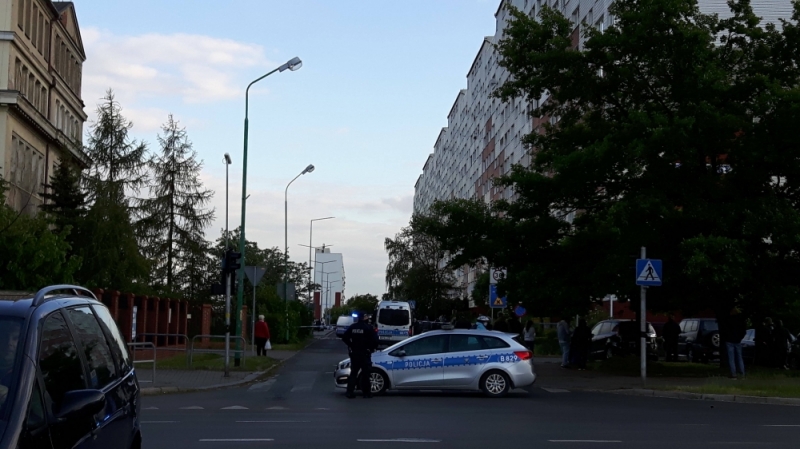 Legnica: Strzały w bloku mieszkalnym. Kobieta w ciężkim stanie trafiła do szpitala - fot. Karolina Kurczab