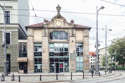 Długie kolejki pod biblioteką w Lubinie